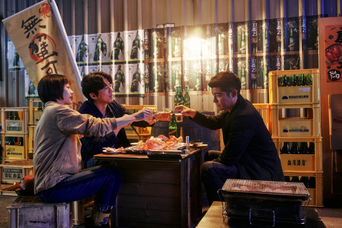 《美食無間》簡嫚書、王柏傑、傅孟柏共同舉杯大啖美食。