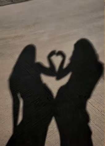 愛心撞屁股俏皮可愛的姿勢