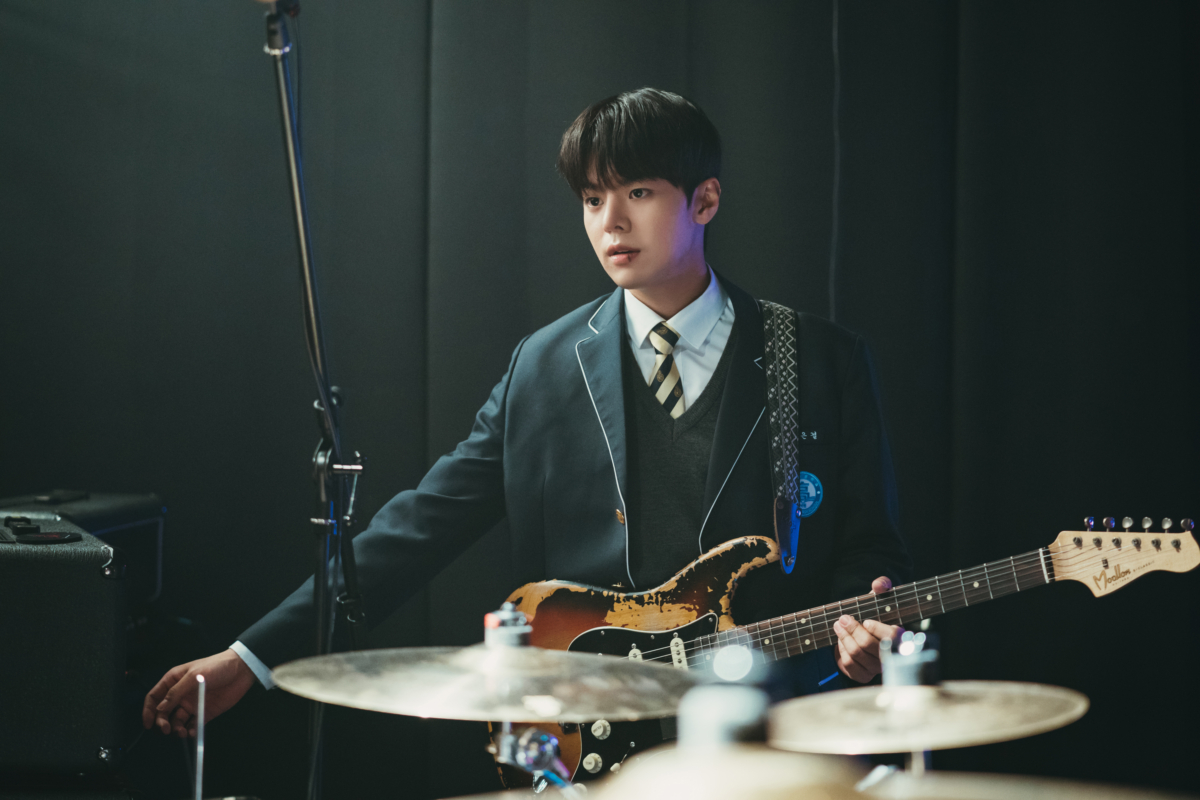 《閃亮的西瓜》是以兒子河恩傑視角為出發的奇幻穿越劇