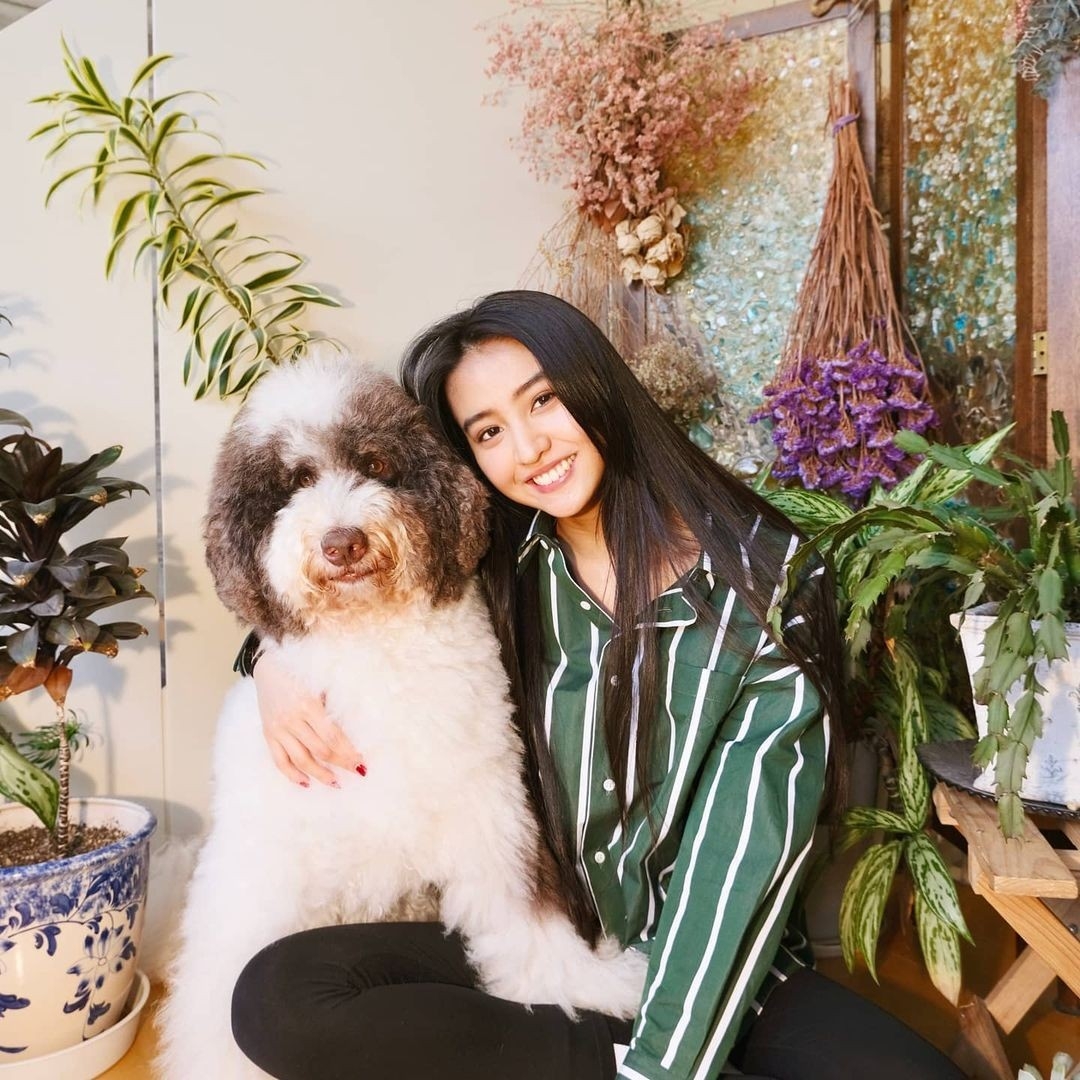 木村光希抱著「Hikaru」拍寫真。