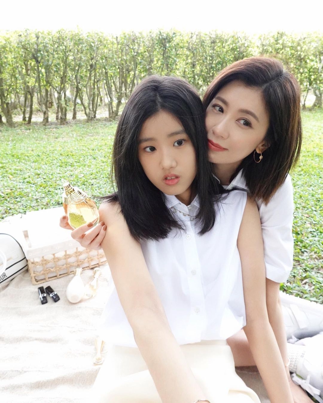 「梧桐妹」小時候和媽媽賈靜雯拍美照。