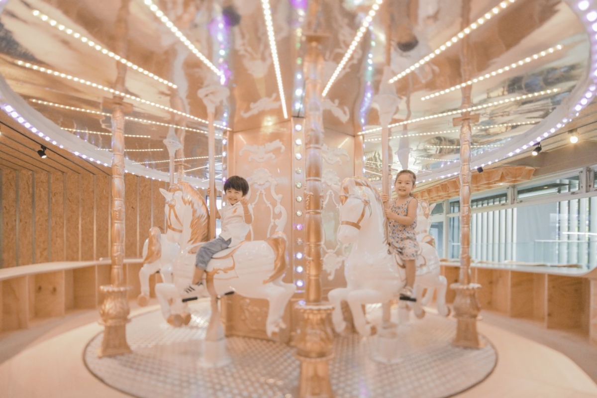 「Money Jump」內湖旗艦店以夢幻旋轉木馬聞名。