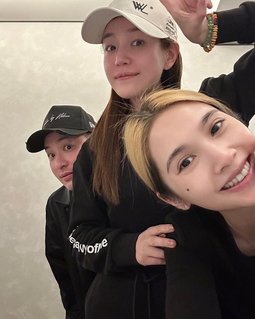 楊丞琳露出燦爛微笑與潘瑋柏、陳妍希合影。