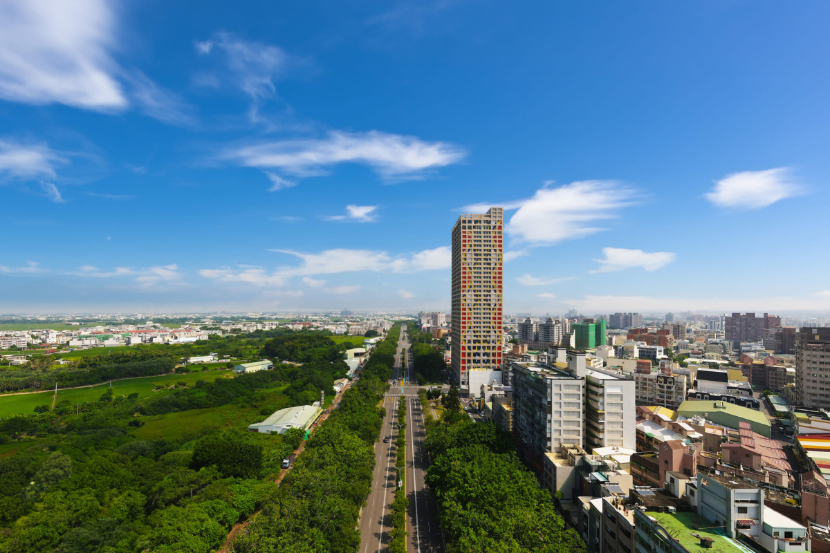 「嘉義福容voco酒店」聳立在嘉義市區，相當亮眼。