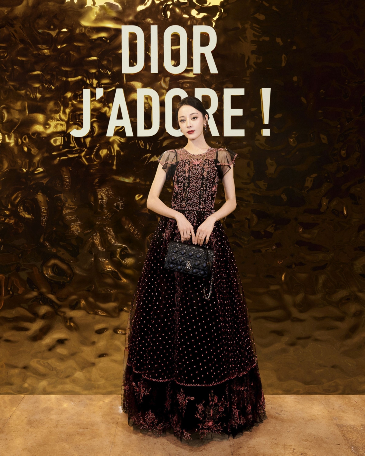 迪麗熱巴於巴黎拍攝 Miss Dior 包款穿搭,展現俏麗時髦寫意。