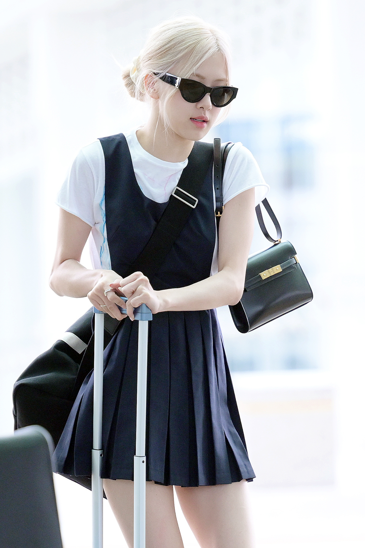 ROSÉ 身揹 SAINT LAURENT包款