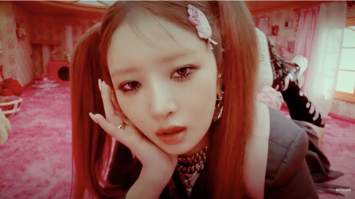 IVE的Baddie MV中,Rei 有Hello Kitty髮夾的造型