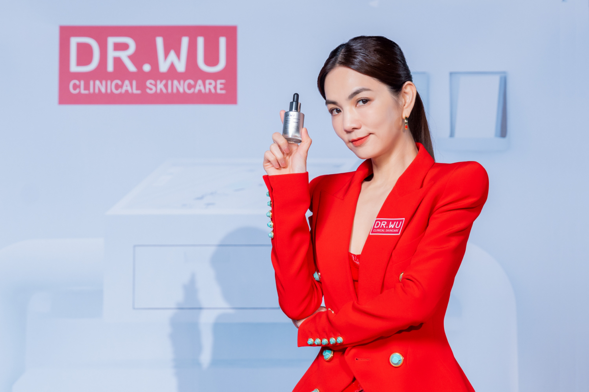 DR.WU 20周年與Ella陳嘉樺攜手合作，才剛過42歲生日的Ella肌膚保養毫無懈怠，絲毫不顯歲月痕跡。