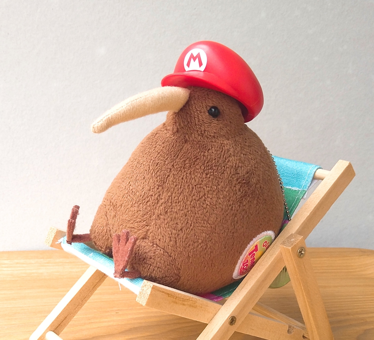 奇異鳥玩偶戴上瑪利歐帽子超可愛