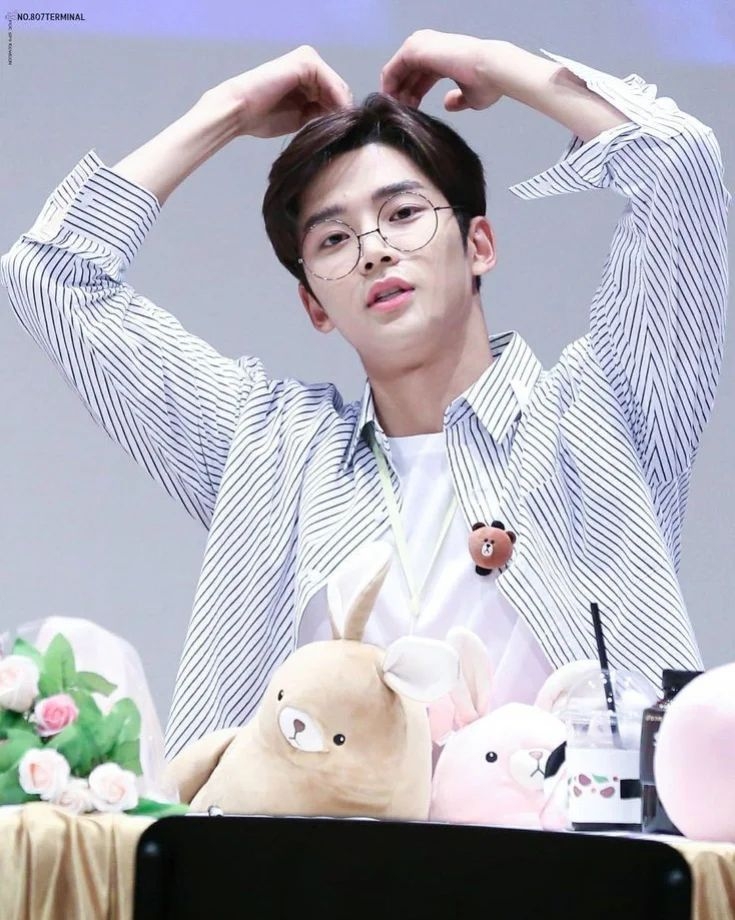 路雲戴眼鏡的模樣斯文帥氣。