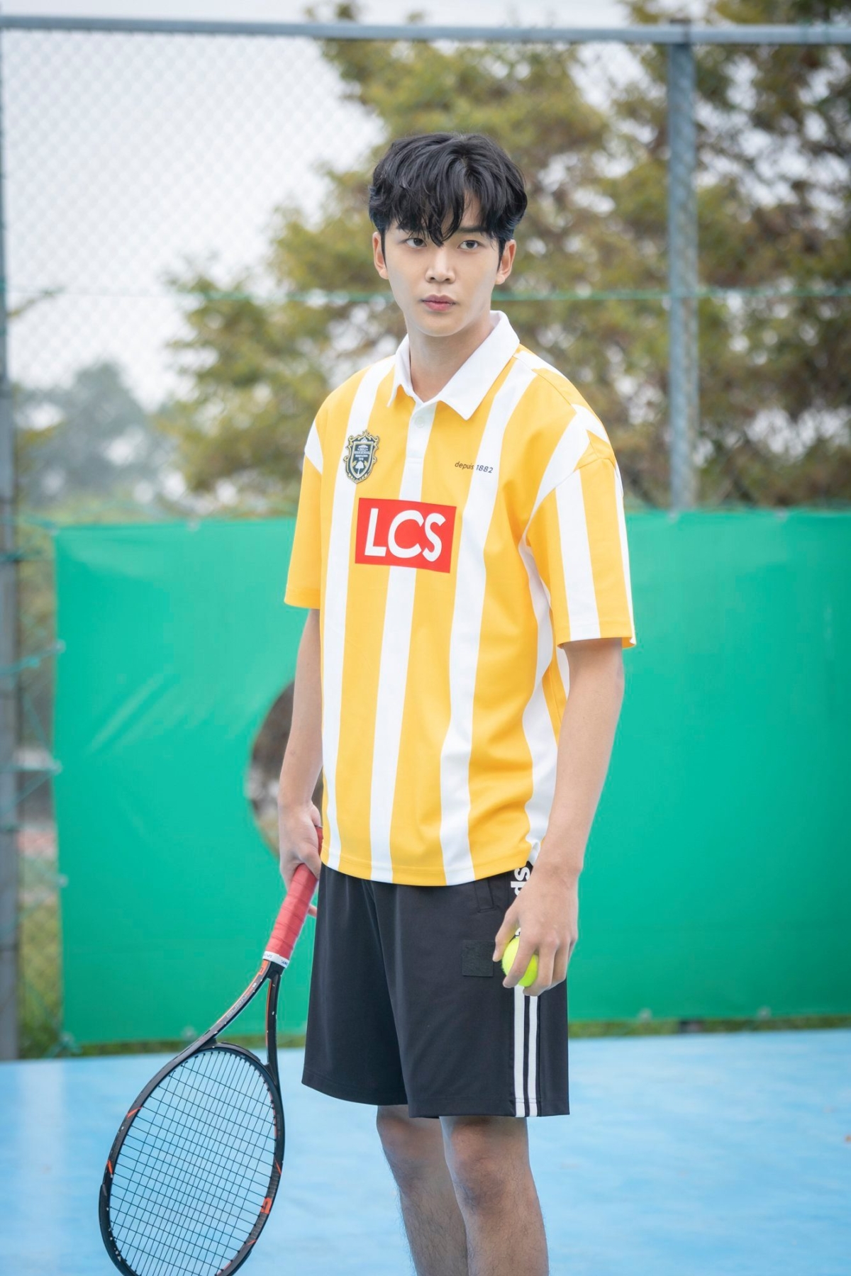 路雲因為《偶然發現的一天》的某一幕運動場景而全然愛上網球。