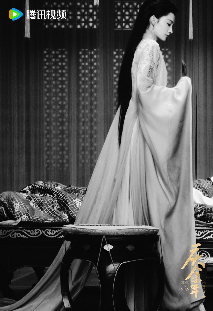 《慶餘年2》李沁黑白新劇照。