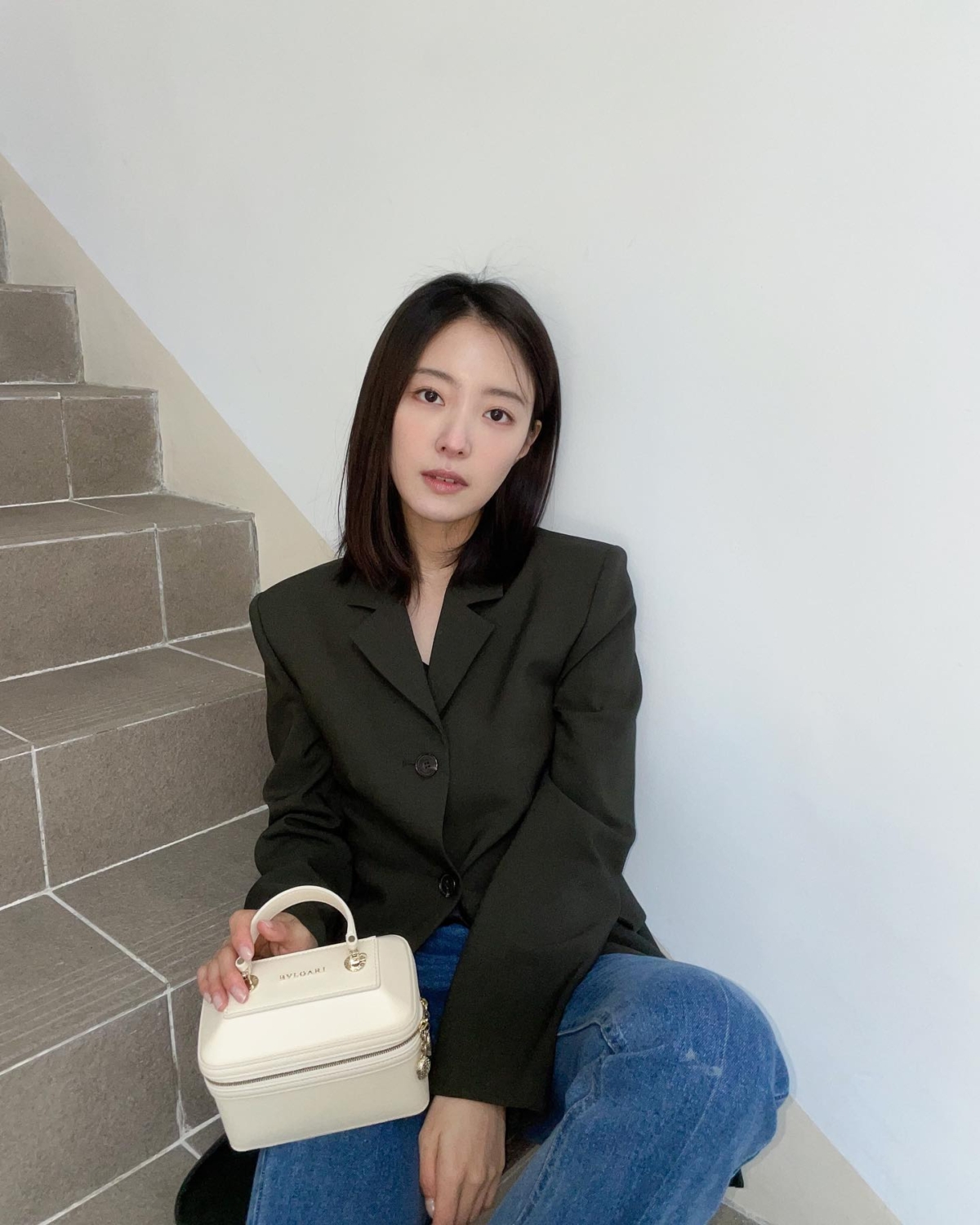 李世榮私服穿搭以西裝外套搭配牛仔褲