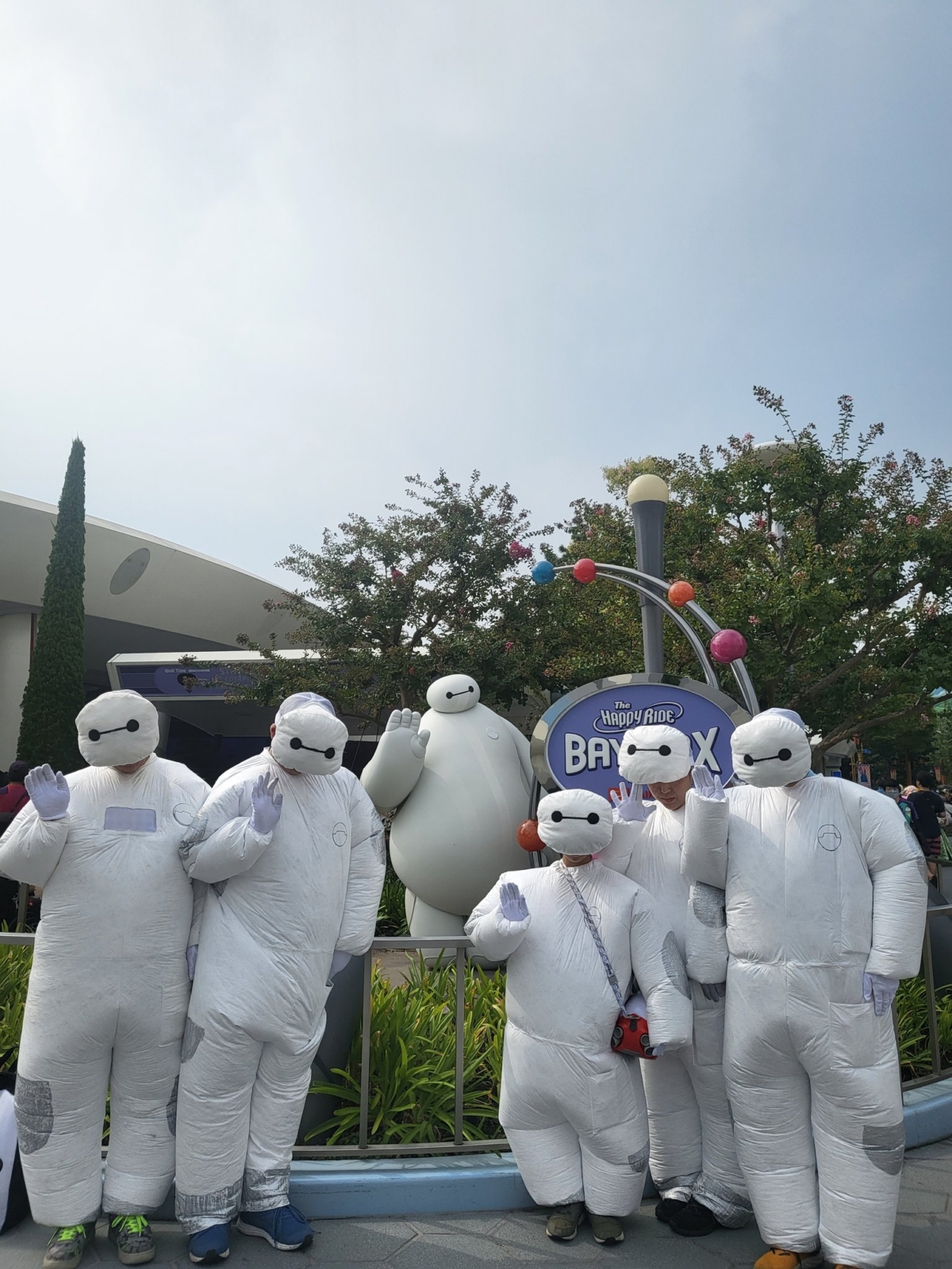 一家五口一起打扮成《大英雄天團》中的杯麵