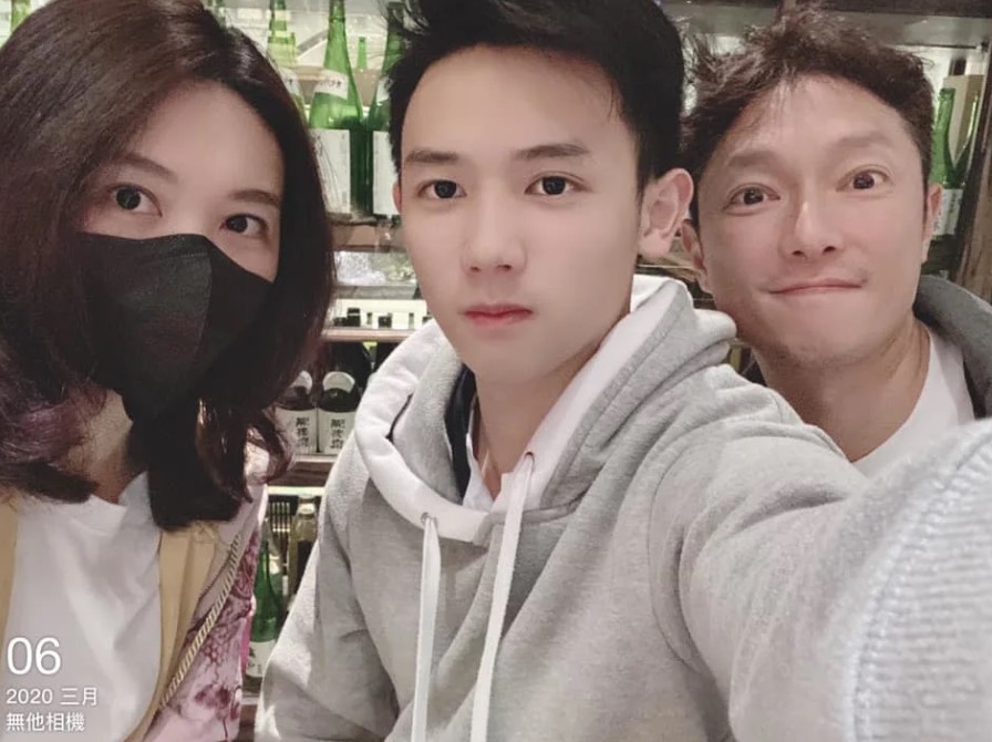 謝展榮與爸爸謝祖武和媽媽的全家福照。