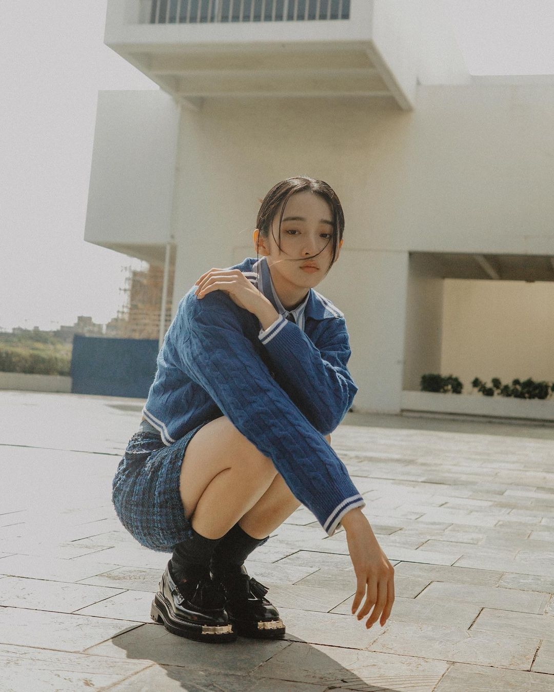 女星李沐身著SANDRO 2023春夏系列