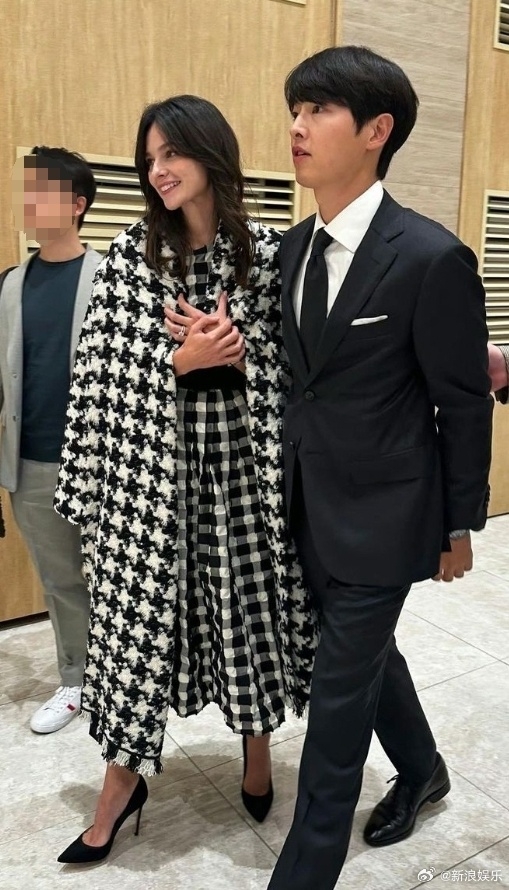 宋仲基帶著凱蒂出席妹妹婚禮。