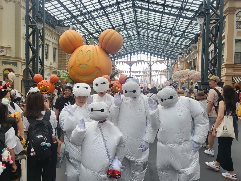 一家五口一起打扮成《大英雄天團》中的杯麵