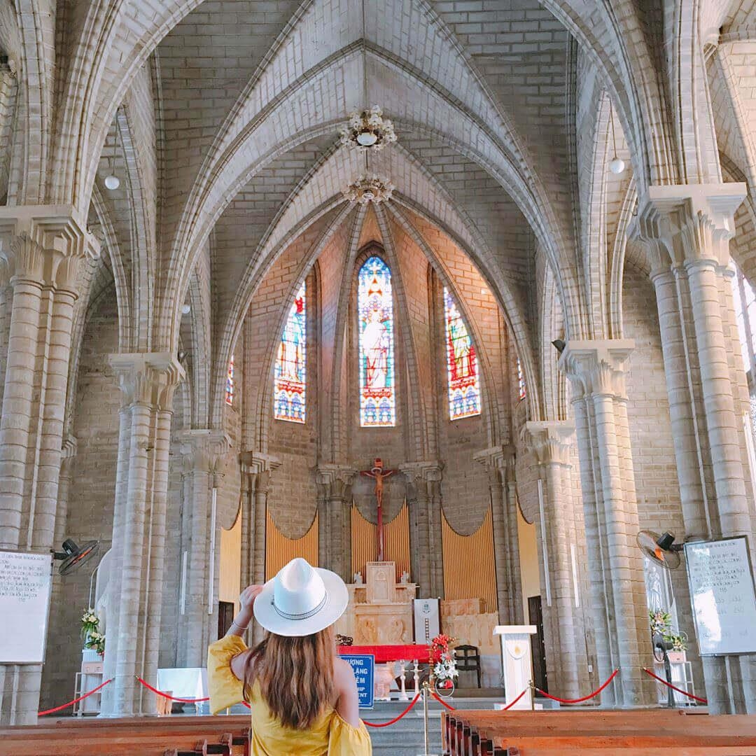 教堂中庭散發著神聖光輝。