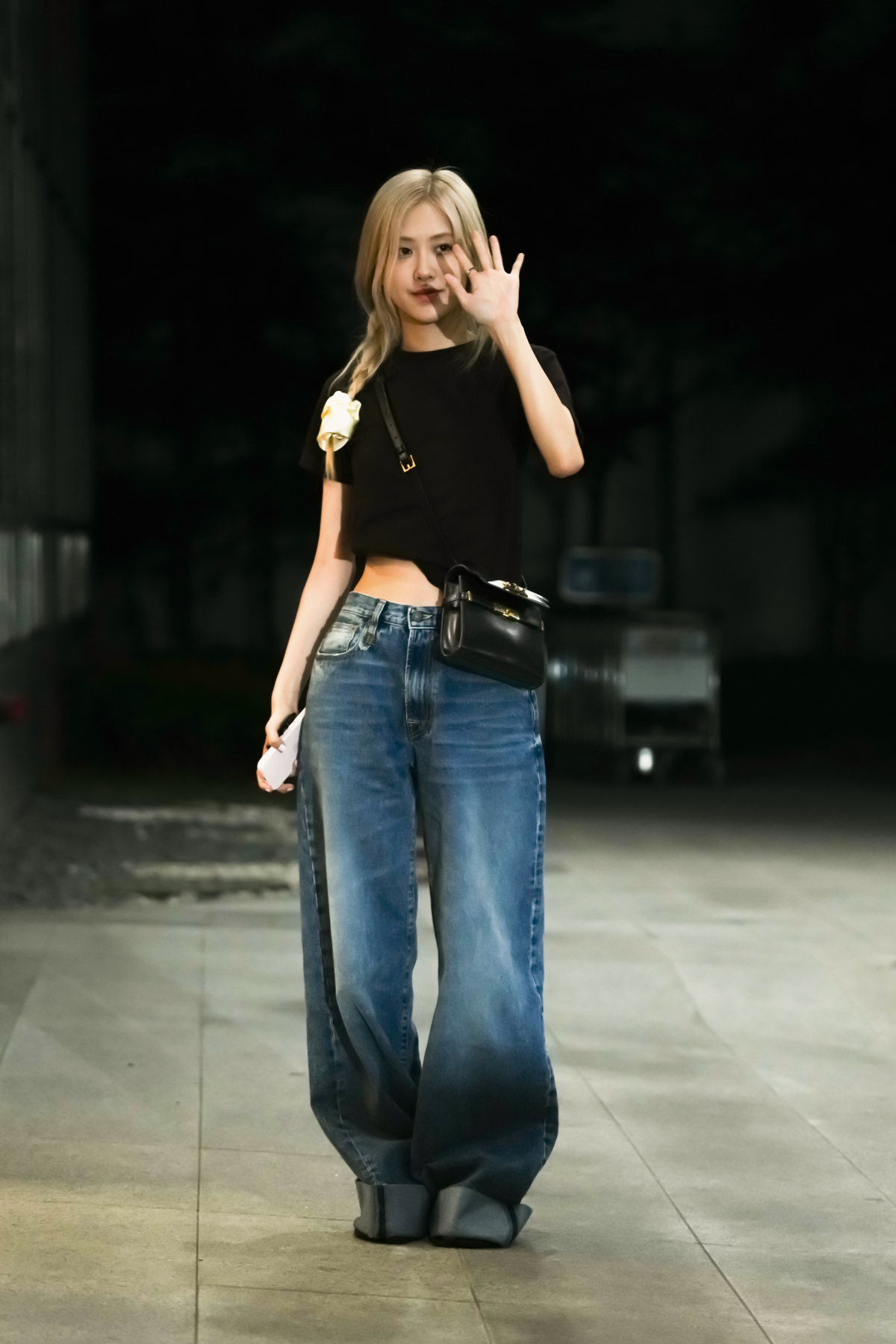 ROSÉ 身揹MANHATTAN BOX 斜背袋現身機場