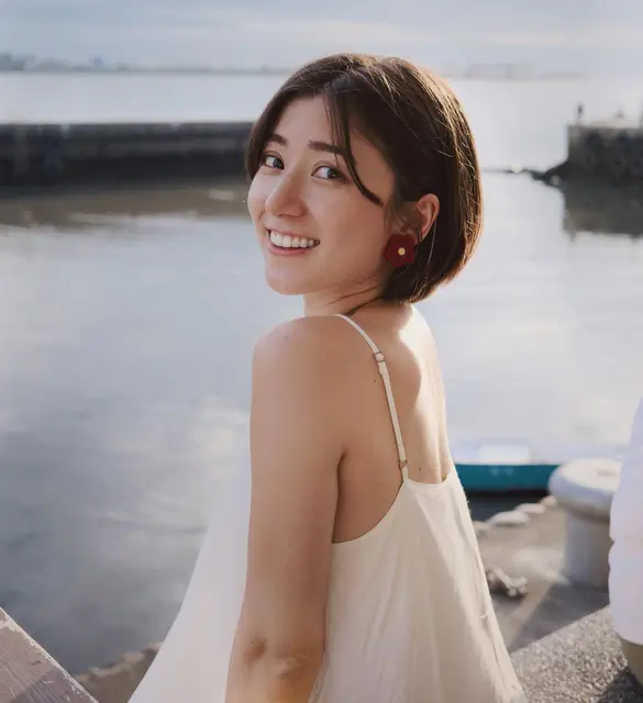 混血正妹「金魚腦」五官深邃、笑容甜美。