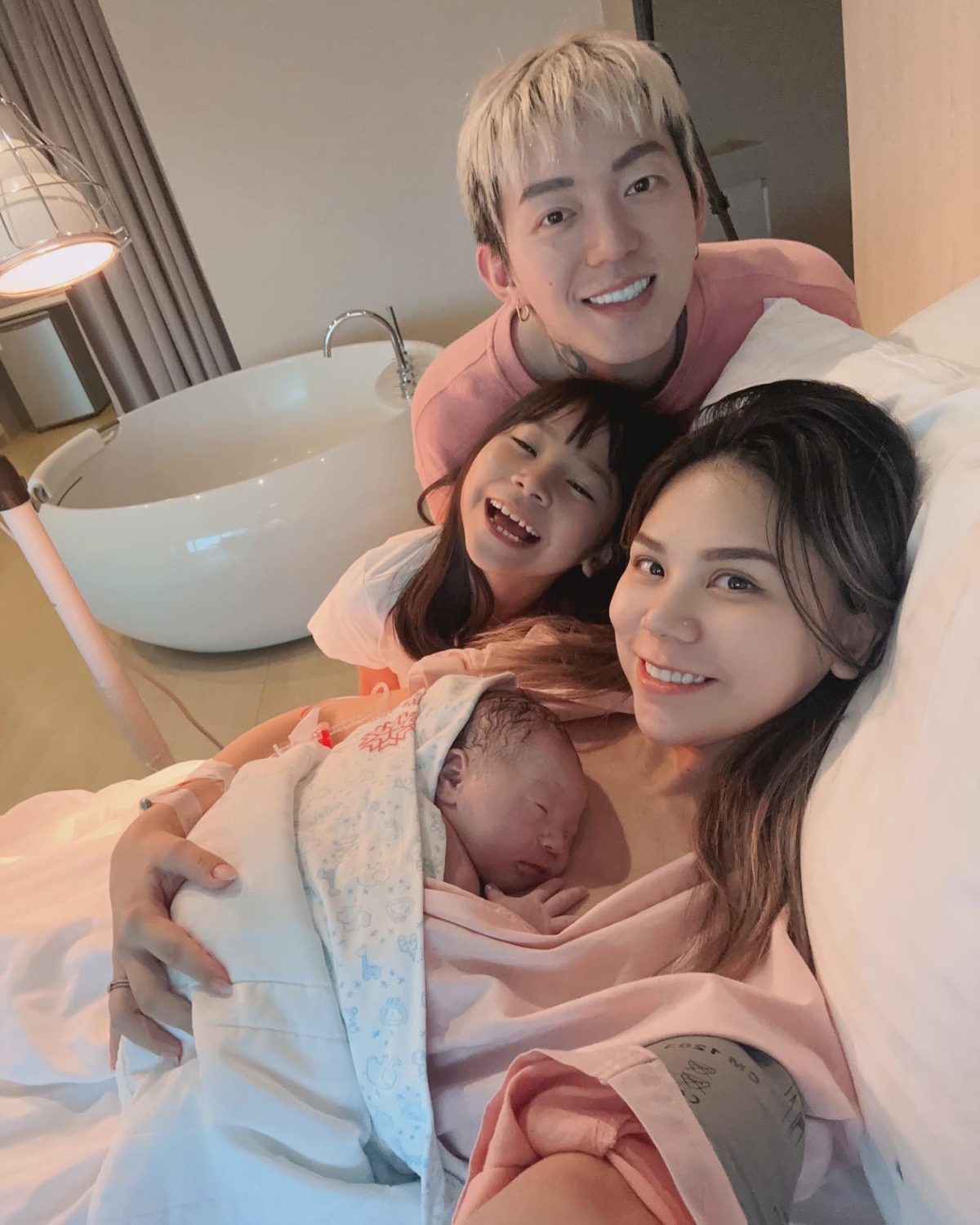 26歲蕾菈2022年2月和老公DJ湯宇結婚