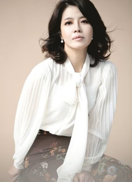 金麗珍在《烈女朴氏契約結婚傳》飾演韓服設計師「李美談」。