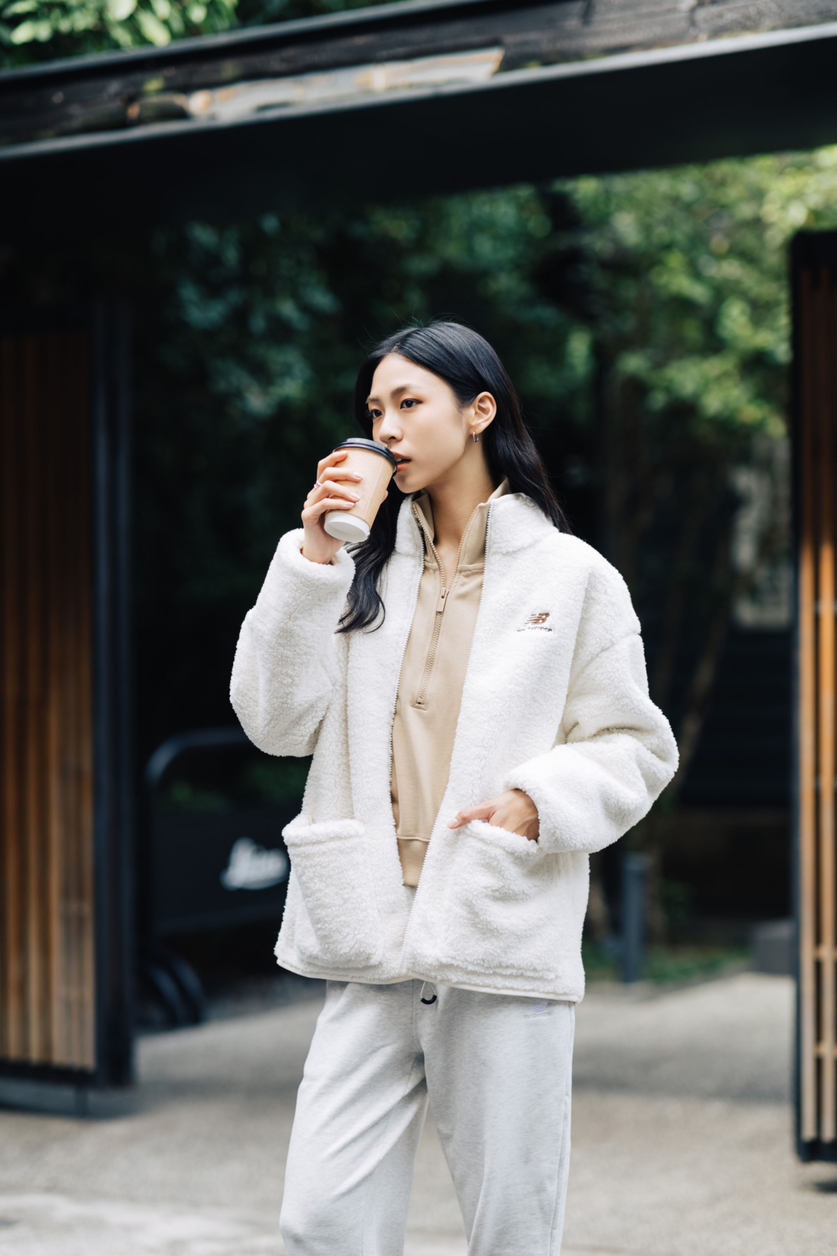 New Balance_SDS 系列SDS系列羔羊毛防風外套 NT$3,880 NB ATHLETICS立領開襟拉鍊長袖上衣 NT$2,280 SDS系列棉質休閒長褲 NT$2,080 M1906RHD NT$4,680