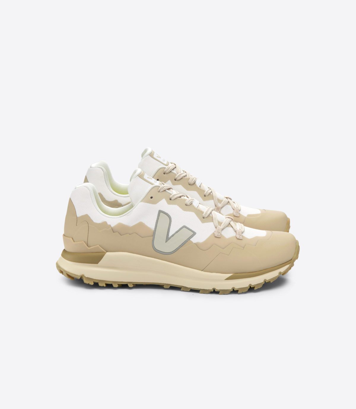 VEJA 白底淺棕色米V運動鞋，NT$8,980