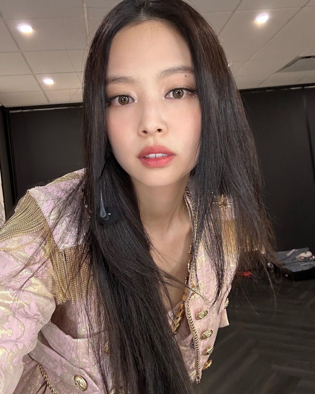 BLACKPINK Jennie「貼鑽眼妝」