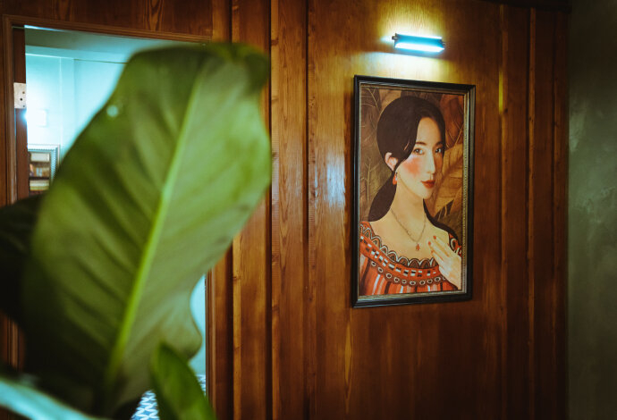 《非殺人小說》由死者自畫像塑造詭異氛圍。