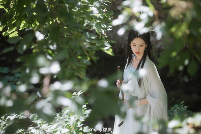 陳都靈宛如林中精靈。