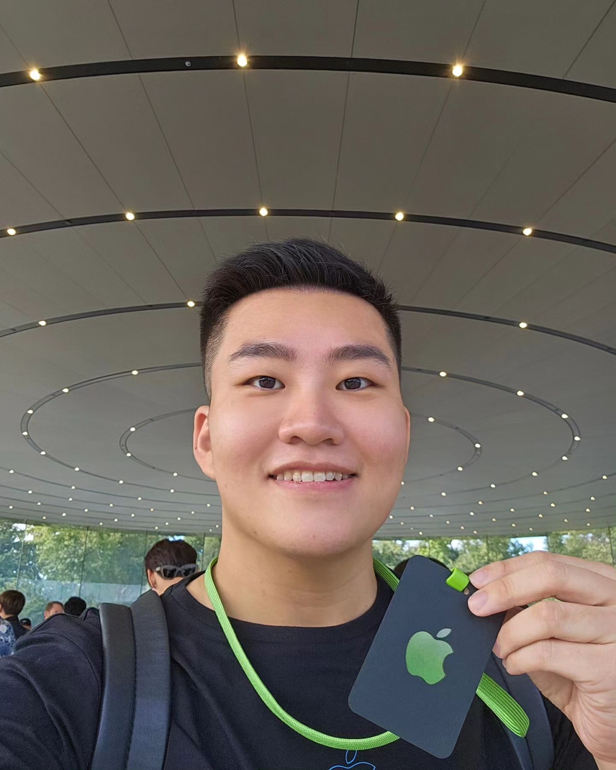 Joeman今年獲得Apple邀請，親自前往美國參加秋季發表會，還與庫克同框