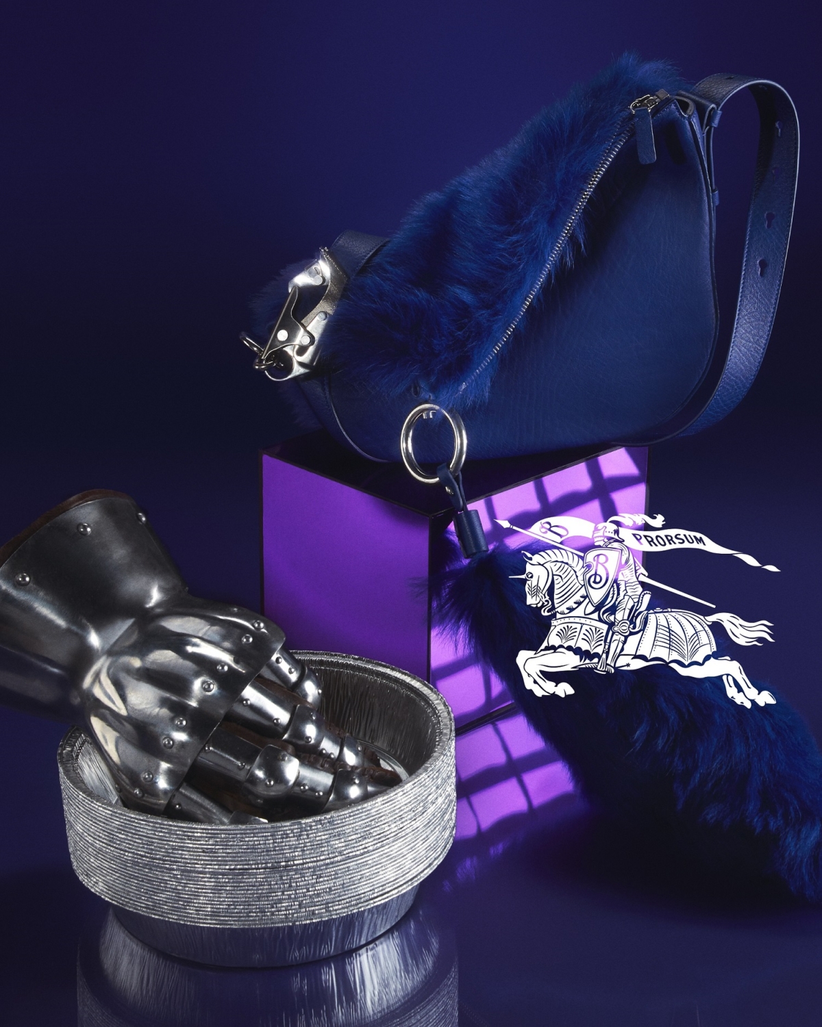 Burberry 2023佳節鉅獻 Knight小型騎士藍毛絨皮革騎士包,NT$119,000