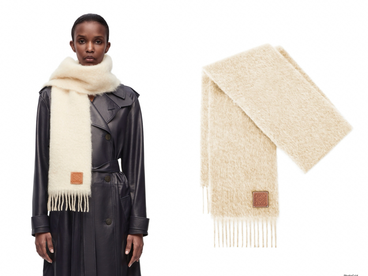 LOEWE Anagram 壓紋羊毛圍巾，參考定價 NT$13,000