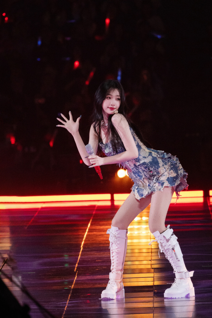 虞書欣單寧洋裝穿出新風貌。