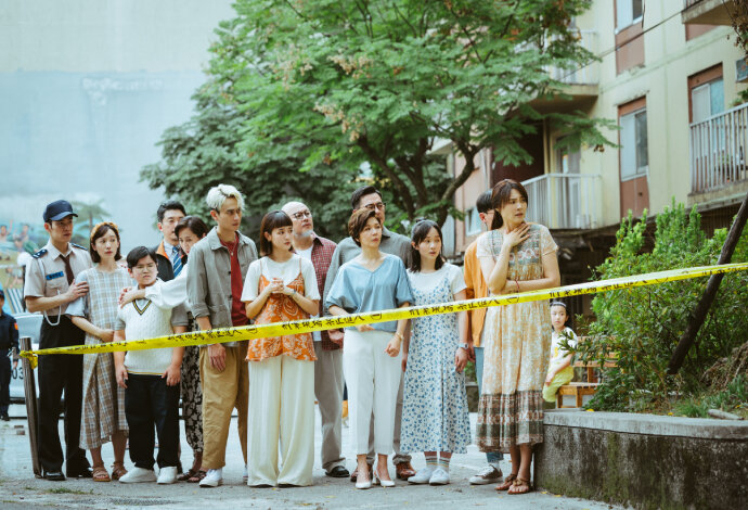 公寓大樓住戶對於殺人命案感到好奇又害怕。