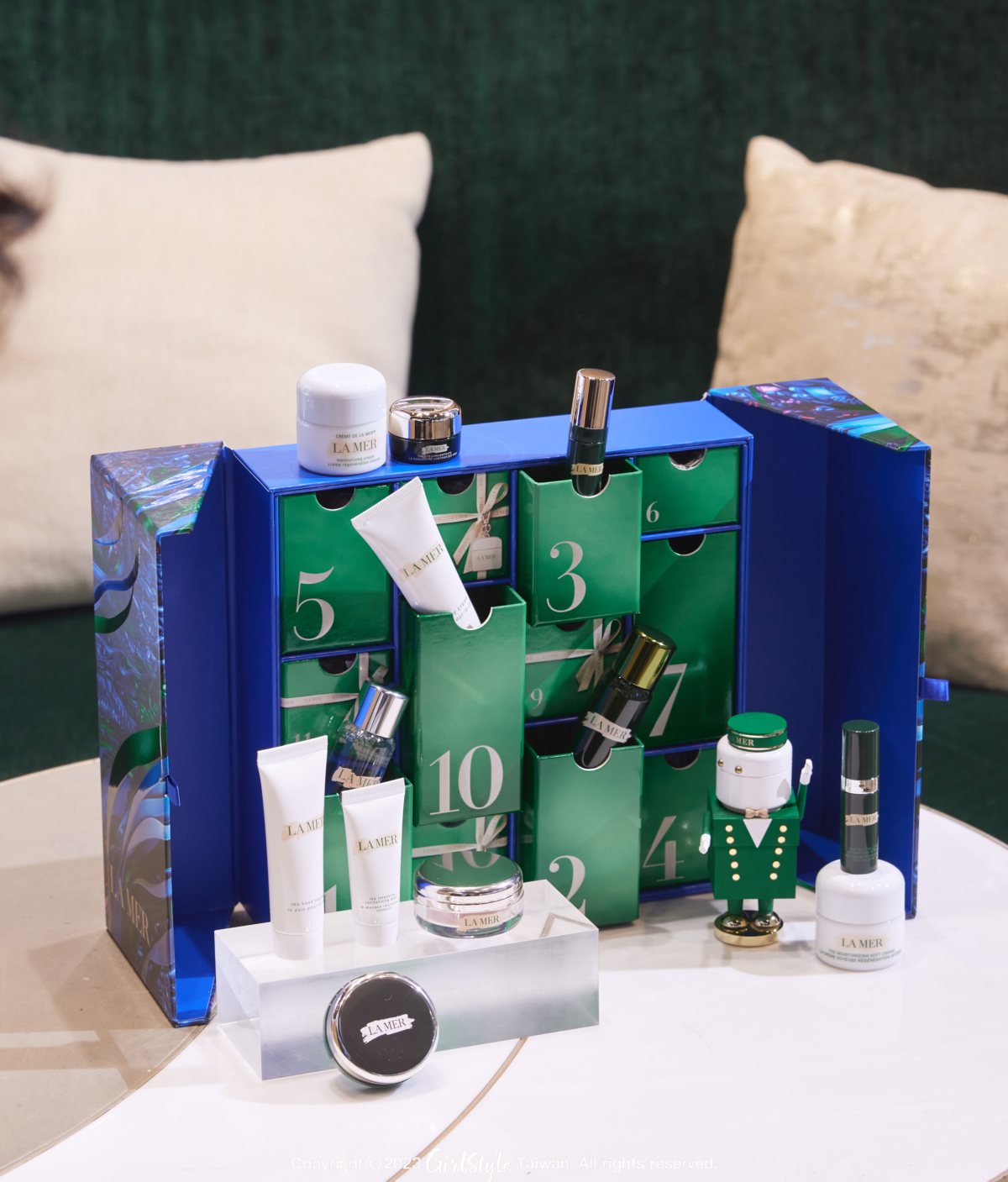 LA MER 海洋拉娜|奇蹟禮物倒數日曆|價值$31,957 奇蹟星願價$20,700|內含超能修護精華露30ml、淨妝水30ml、煥顏彈力無痕精萃5ml、活膚水潤精萃5ml、煥采醒膚面膜15ml、濃萃修復眼霜5ml、護手霜30ml、星砂柔化修護唇膜15g(正貨)、修護唇霜9g(正貨)、身體乳霜30ml、舒芙乳霜15ml(正貨)、經典乳霜15ml(正貨)