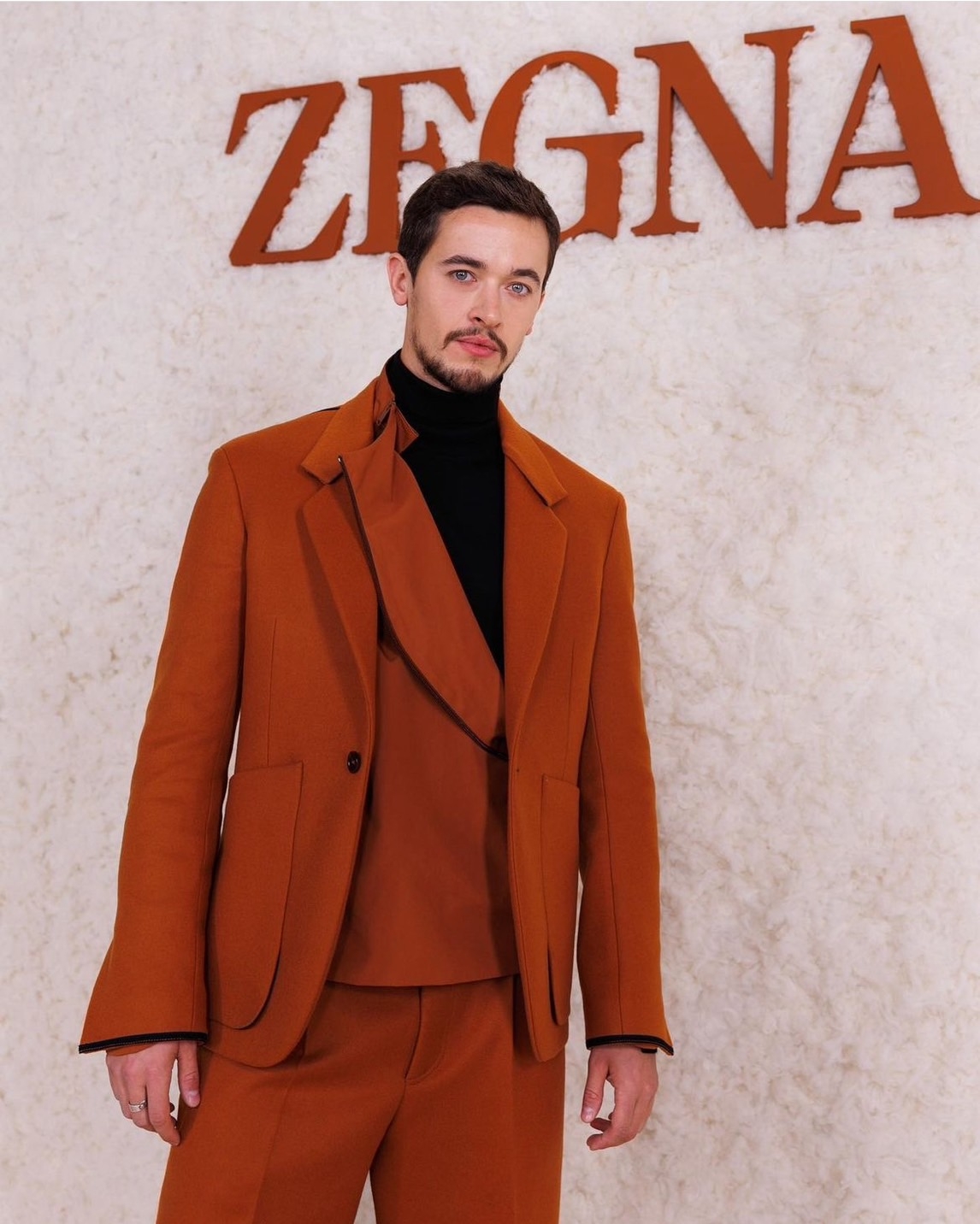 湯姆·布萊斯2010年電影《羅賓漢》和《塘鵝之血》飾演小配角出道