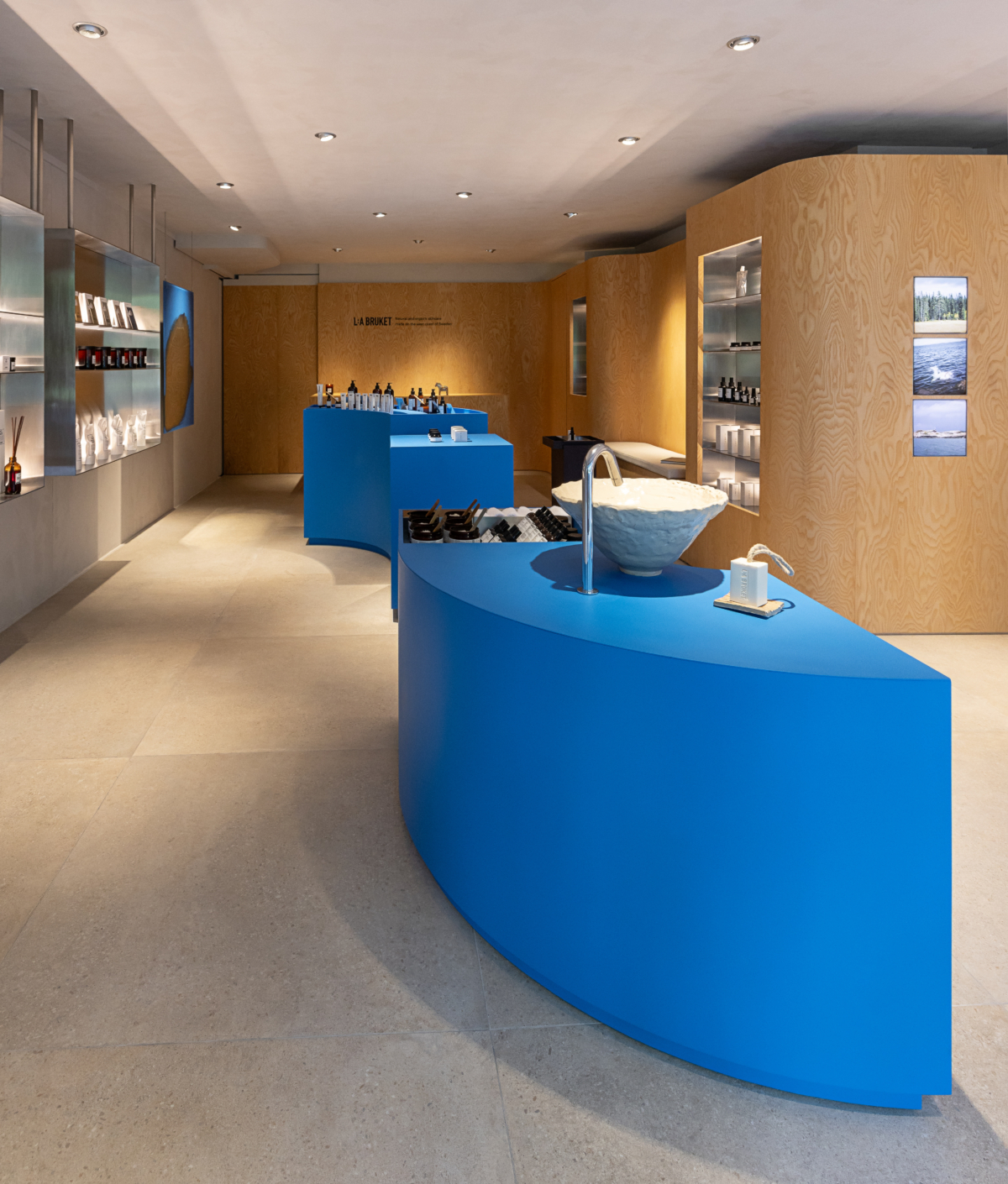 曲線造型展示台,表面烤漆為「瑞典藍」以廣為人知的瑞典代表色彩揭示品牌的誕生地。