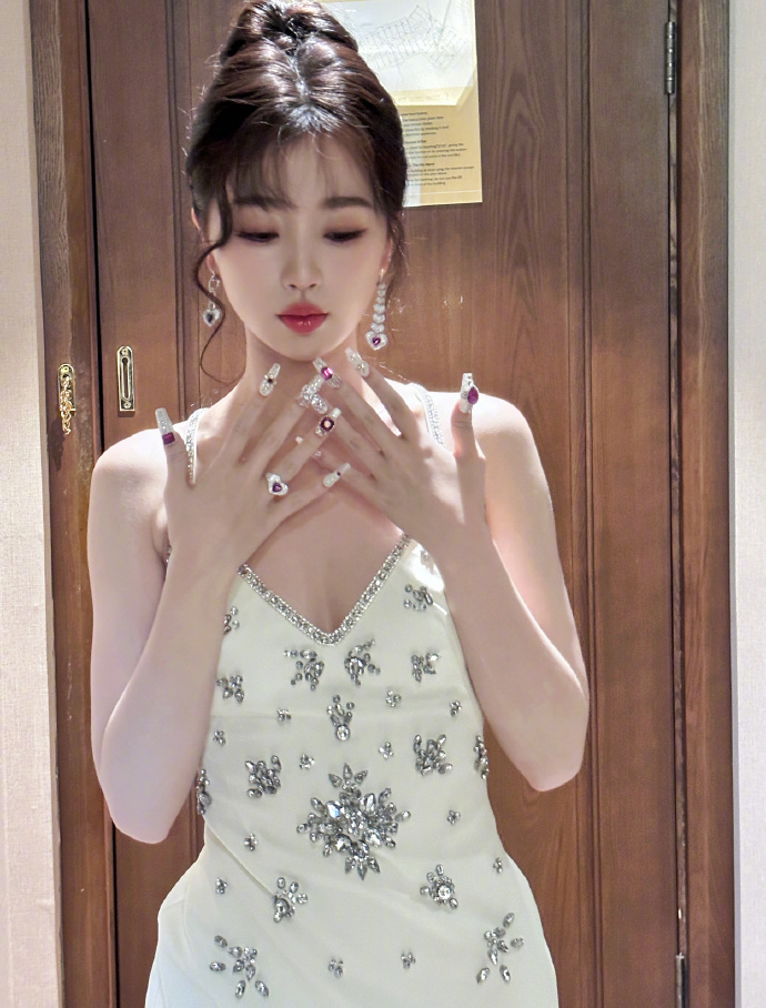 水鑽露背禮服展現雍容華貴的