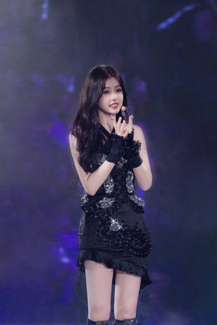 虞書欣這一套黑色小洋裝上頭其實充滿閃亮小心機。