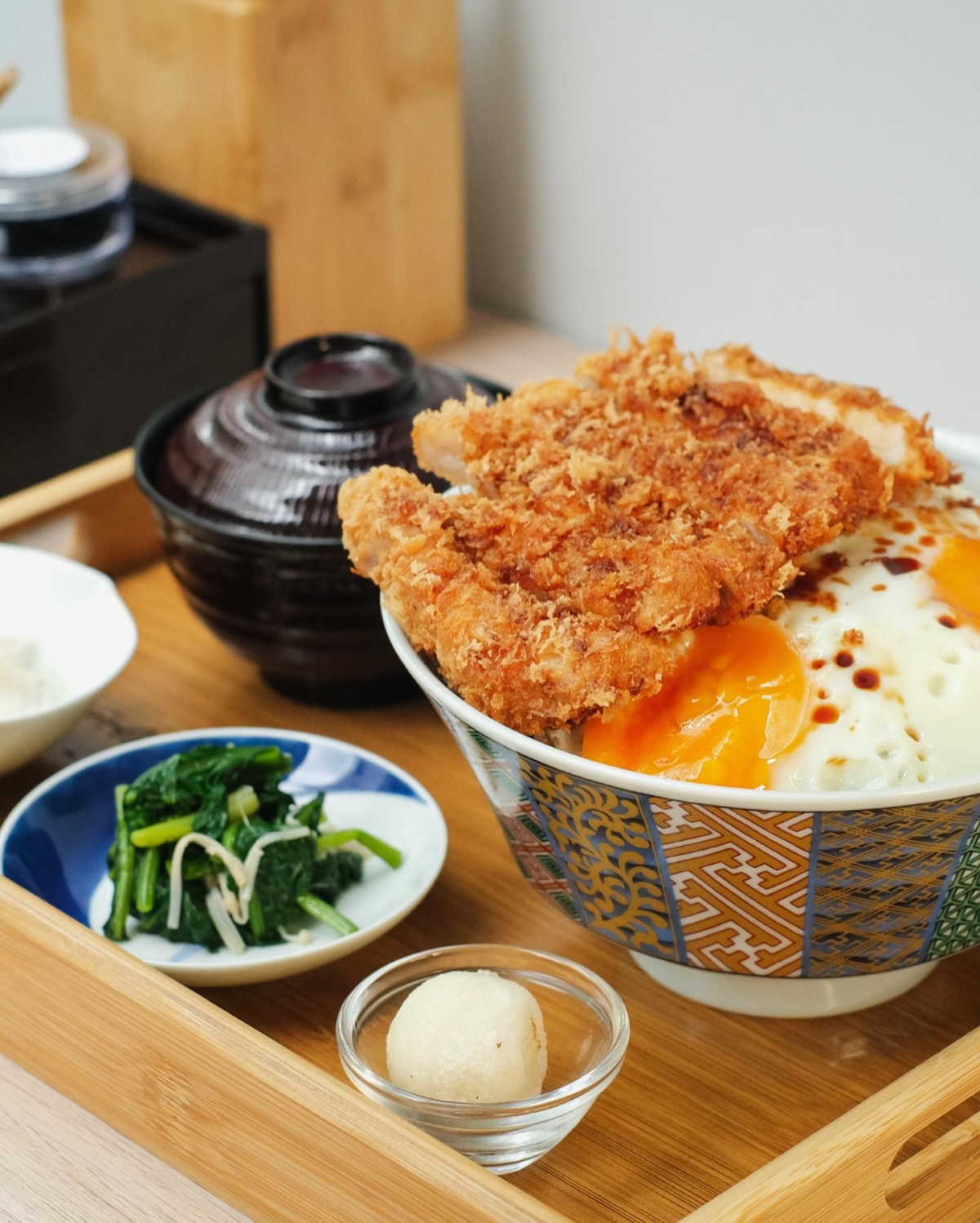 現炸酥脆豬排搭上柔嫩半熟蛋,美味讓人難以抗拒。