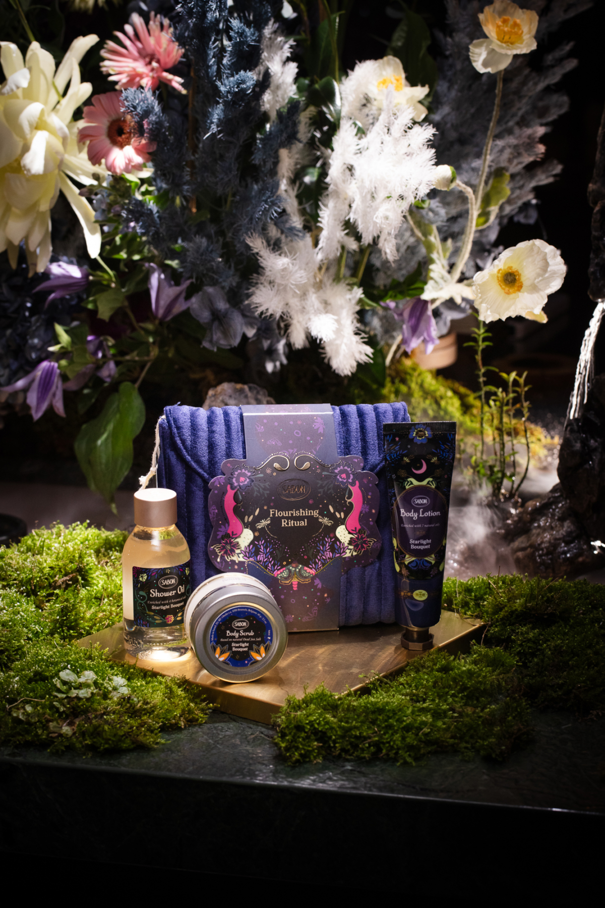 SABON 沐浴磨砂禮盒(星熠幻境限定包裝)，NT$980 (香調：星熠幻境、白茶)