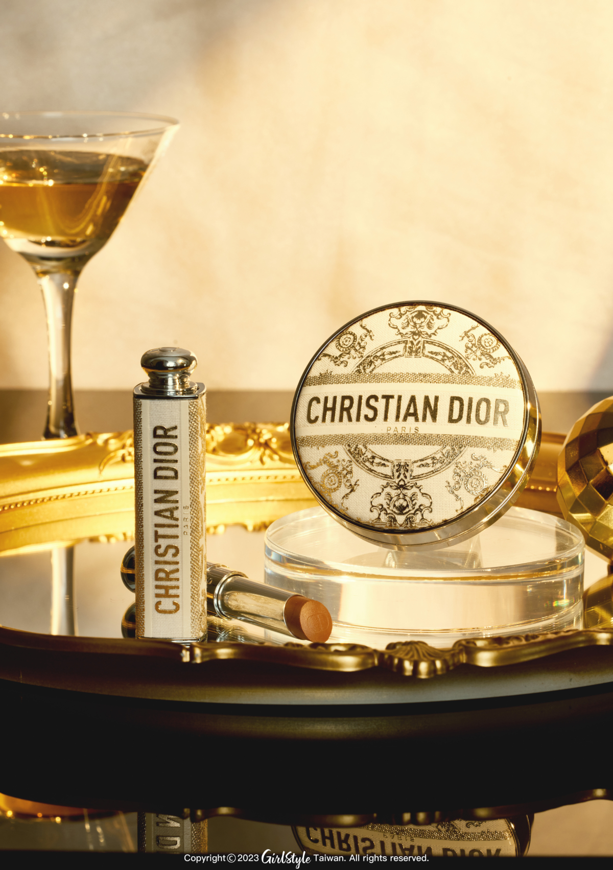 迪奧癮誘唇膏外殼–杜樂麗花園限量版(NT$1,100)、迪奧癮誘唇膏 #211冰霜毬果(NT$1,500)官網獨家販售、迪奧超完美氣墊外殼–杜樂麗花園限量版(NT$1,250)