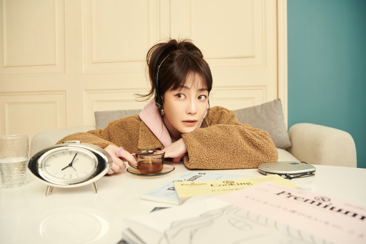 謝欣穎以冬天女孩們最愛的毛絨泰迪穿搭為主題,上身穿著復古粉 PUMA Classics 系列質感連帽 T 恤,優雅展現女孩的柔美氣息