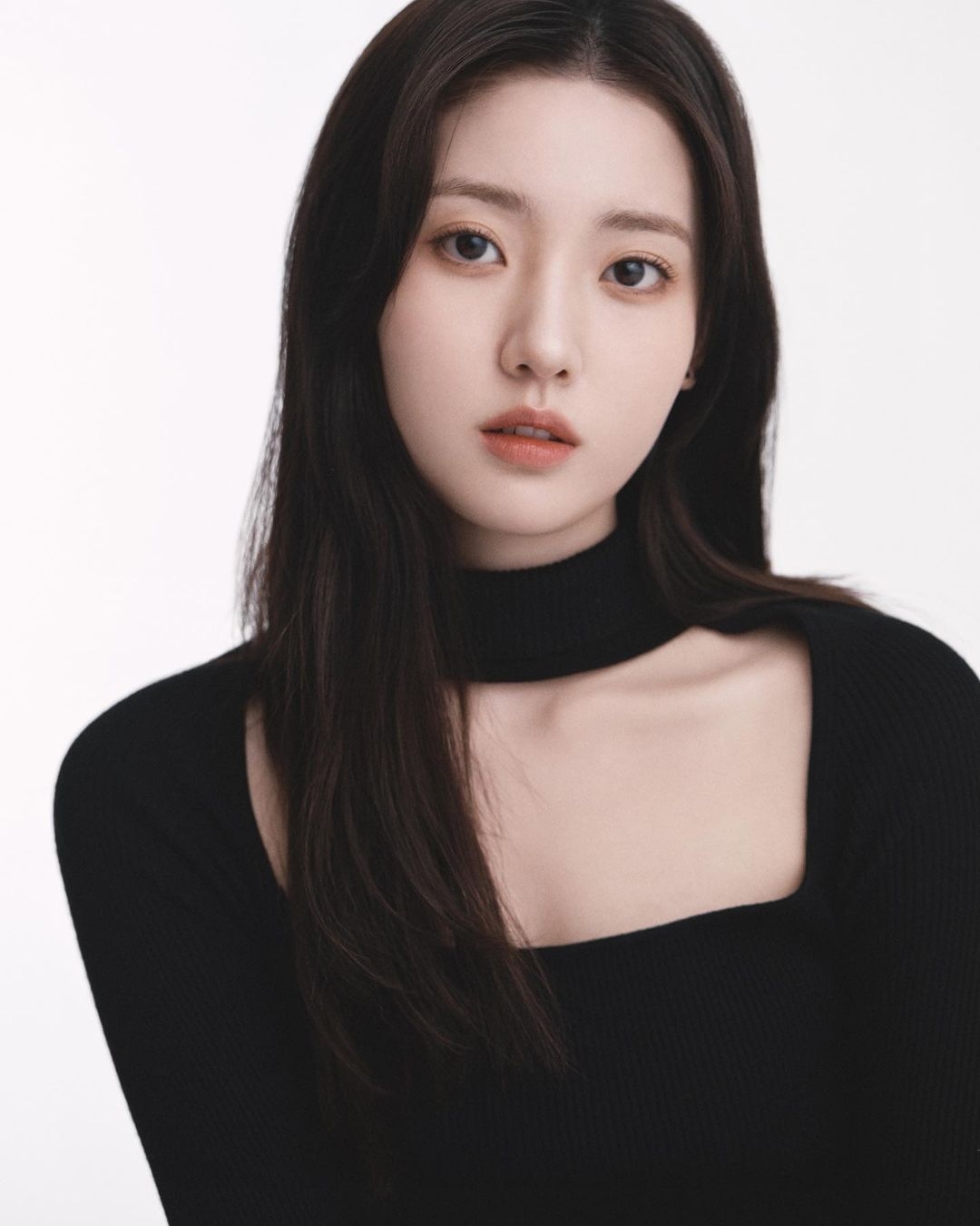 鄭多彬不笑時表情高冷，微笑時甜美無敵。