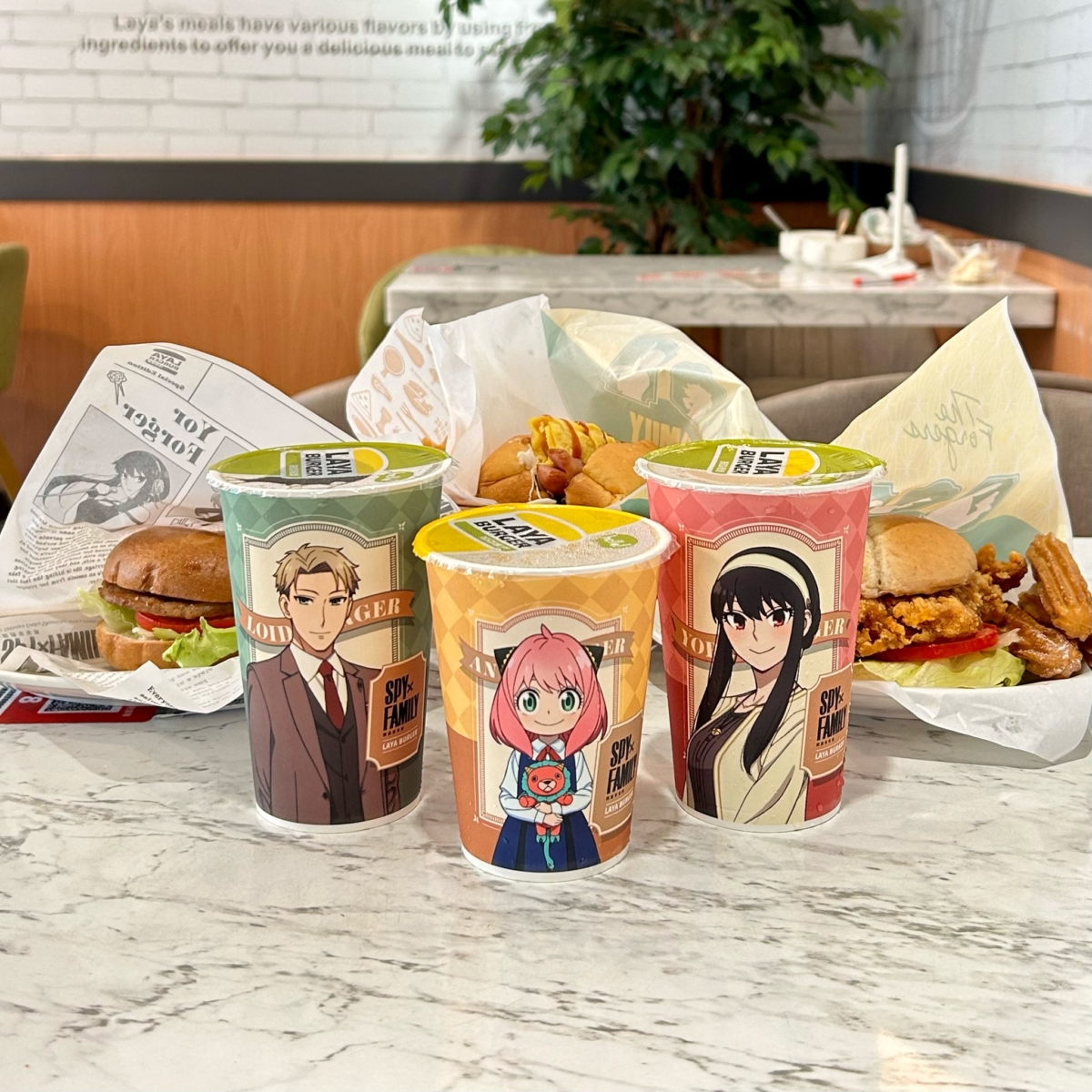 拉亞漢堡共推出11款飲料杯與3款漢堡袋