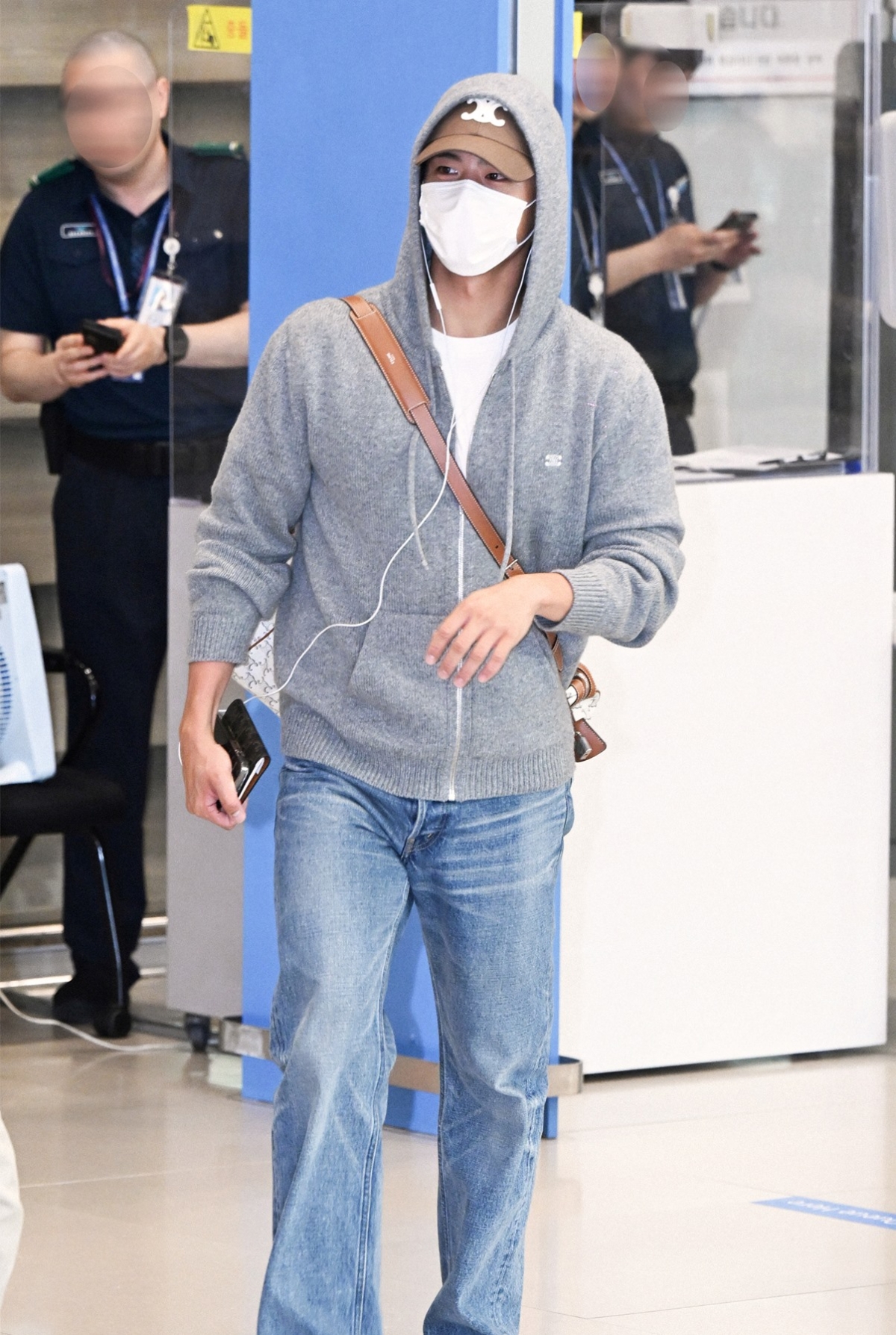 朴寶劍選用TRIOMPHE CANVAS標誌印花中型旅行袋