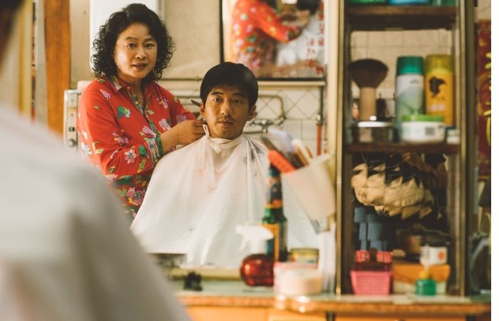 陸小芬在《本日公休》飾演傳統理髮廳歐巴桑「阿蕊」。